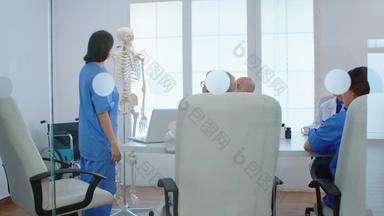 医疗护士指出颈脊柱人类骨架