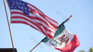 墨西哥三原色美国国旗挥舞着风国家<strong>图标</strong>墨西哥曼联州天空三迭戈加州美国<strong>政治</strong>象征边境的关系在一起
