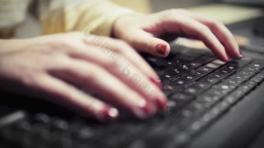 特写镜头女人的手红色的指甲打字电脑键盘坐着办公室工作在线