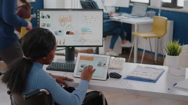 黑色的女人企业家运动残疾的人平板电脑