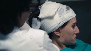 治疗年轻的女人头受伤医院头包装弹性绷带