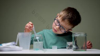 可爱的男孩吸管化学实验室学生表格孩子化学研究实验室吸管首页学校教育有趣的科学孩子们发展聪明的科学家实验