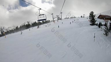 空中视<strong>图</strong>滑雪电梯滑雪<strong>跑道</strong>强大的风雪漂流前山峰会慢运动