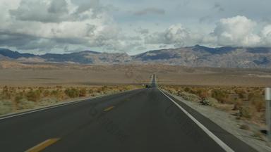 路旅行死亡谷开车汽车加州美国搭便车旅行美国高速公路山干沙漠干旱气候荒野乘客观点车旅程内华达