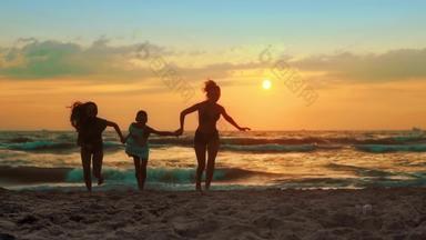 女孩运行海洋水日落热带海滩电影替身