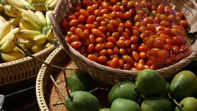 水果蔬菜乡村摊位各种各样的新鲜的成熟的水果蔬菜乡村东方摊位市场绿色芒果西红柿黄色的香蕉