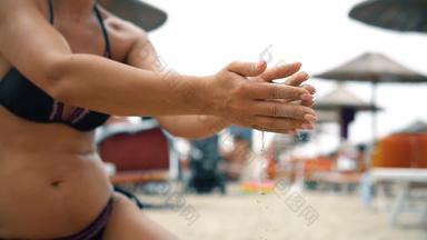 有吸引力的女人<strong>比基尼</strong>清洁手海滩沙子慢运动