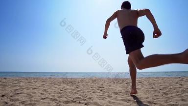 男性运行跳海水电影替身徒步旅行拍摄慢运动