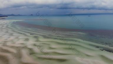狂风暴雨的天空不寻常的海岸白色沙子惊人的景观狂风暴雨的多云的天空桑迪波浪白色海边明亮的一天雷雨热带地区天堂岛屿亚洲无人机视图