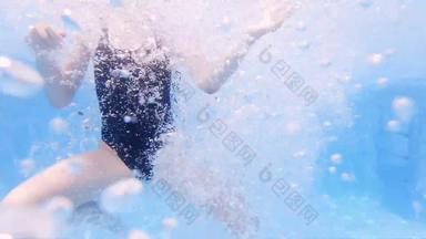 女孩泳衣<strong>游泳</strong>蓝色的水池水下不断上升的泡沫慢运动