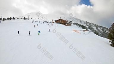 观点滑雪电梯空中视图滑雪者坡遥远的雪覆盖山山峰慢运动