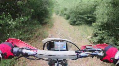观点专业越野赛司机骑那么玩fmx摩托车极端的越野地形跟踪