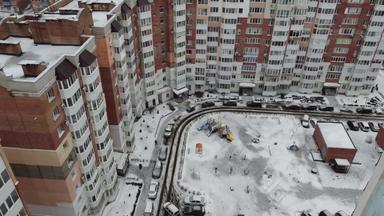 现代高层公寓建筑宿舍区域视图白色露台城市波尔塔瓦乌克兰冬天城市视频拍摄无人机