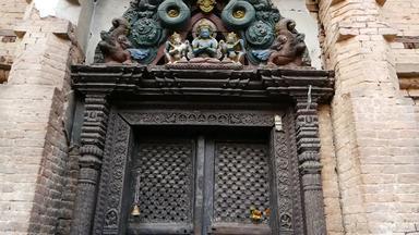 观赏设计寺庙入口岁的入口色彩斑斓的木雕塑神门口加德满都谷斯瓦扬布纳特佛塔猴子寺庙尼泊尔shantipura马哈维哈尔