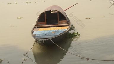 木船河银行钓鱼船系美丽的河一边热带海滩日落阳光反射流动水喀拉拉邦一滩死水印度南亚洲