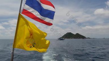 船浮动泰国旗帜阳光明媚的热带一天轮廓船荡漾海泰国王泰国旗帜多云的天空天堂KOH我岛