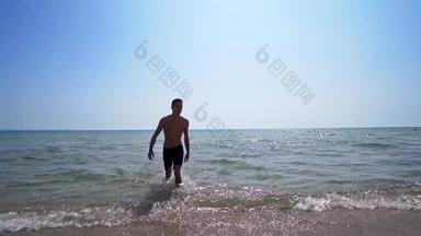 英俊的运动员男性走水海海滩电影<strong>替身</strong>拍摄