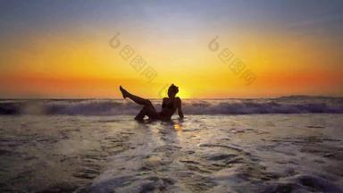 性感的女人完美的身体坐着海洋水日落热带海滩电影替身