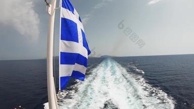 希腊国旗挥舞着波船航行开<strong>放水</strong>域海岸圣托里尼岛希腊