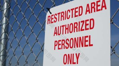 限制区域授权人员标志美国红色的信警告金属栅栏曼联州边境象征非法侵入请注意意味着违反者<strong>起诉</strong>法律