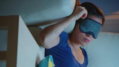 垂直视频女人睡觉眼睛覆盖面具