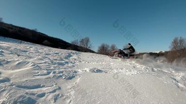 极端的体育运动比赛雪地摩托雪地高跳慢运动运动员雪地冬天竞争