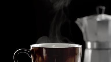 热咖啡杯摩卡能孤立的黑暗背景
