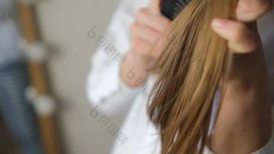 女孩库姆斯长光滑的金头发工作室沙龙头发刷健康的光滑的头发女孩特写镜头头发梳子白色衬衫