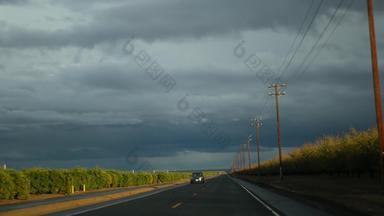 开车汽车路旅行加州美国视图车搭便车旅行曼联州高速公路山多云的戏剧性的天空雨风暴美国风景优美的次要的领域乘客观点
