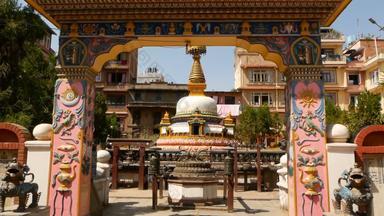 外岁的观赏寺庙美丽的观赏设计盖茨东方风格在户外明亮的阳光尼泊尔lalitpur鞣加德满都okubahal佛佛塔楼陀罗警告马哈维哈尔