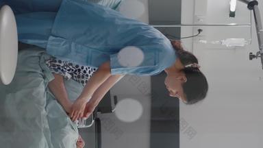垂直<strong>视频</strong>病人坐着床上呼吸疾病医疗<strong>护士</strong>监控心脉冲