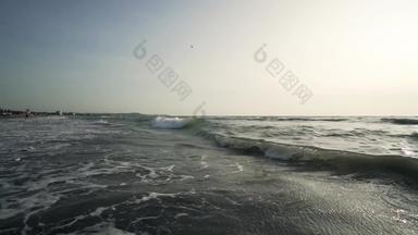 湿海滩沙子传入的海洋波电影自然背景慢运动
