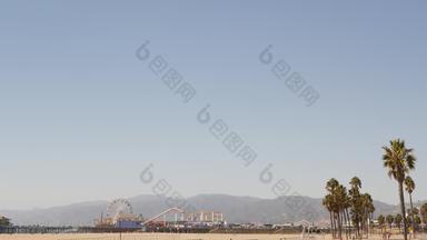 加州海滩审美经典摩<strong>天</strong>轮娱乐公园码头圣诞老人莫妮卡太平洋海洋度假胜地<strong>夏季</strong>标志性的视图棕榈树<strong>天</strong>空象征这些洛杉矶复制空间美国