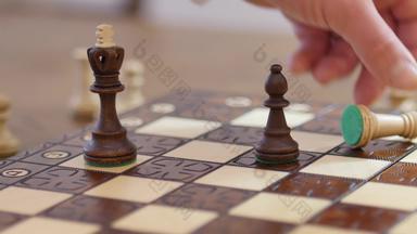 黑色的主教捍卫王采取白色烟国际象棋游戏业务竞争策略领导成功概念国际象棋金融业务策略概念王棋盘