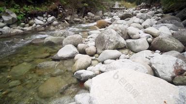 清晰的山河流小水秋天弯曲的轮石头岩石电影替身拍摄慢运动