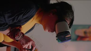 垂直视频球员女人取胜空间射击游戏游戏虚拟现实护目镜