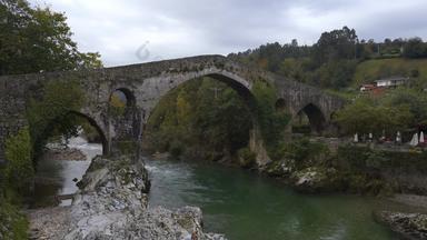 美丽的桥坎加斯奥尼斯峰欧洲山西班牙