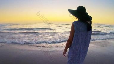 有吸引力的女人穿衣服他走光着脚热带海滩日落