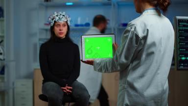 医生持有平板电脑绿色屏幕<strong>神经系统</strong>研究实验室