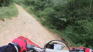 观点越野赛司机行动加速摩托车山农村路比赛跟踪