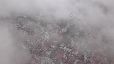 空中多雾的云城市