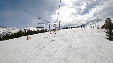 观点现代椅子滑雪电梯滑雪度假胜地班斯科保加利亚滑雪者单板滑雪滑动坡慢运动