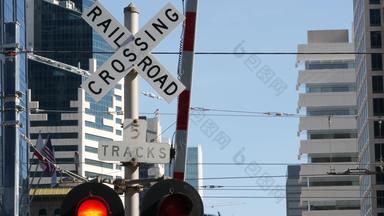 水平穿越警告信号美国crossbuck请注意红色的交通光铁路路十字路口加州铁路运输安全象征谨慎标志危害<strong>火</strong>车跟踪