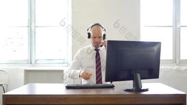 电话销售员通过调用白色工业风格办公室年轻的商人坐着表格调用中心调用中心工人陪同团队微笑客户支持操作符