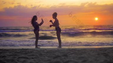 空手道体育运动女孩锻炼培训空手道海洋海滩日落慢运动