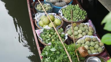 <strong>标志性</strong>的亚洲年马约姆浮动市场Khlong河运河长尾船热带异国情调的色彩斑斓的水果有机在本地种植蔬菜前视图收获街食物木独木舟