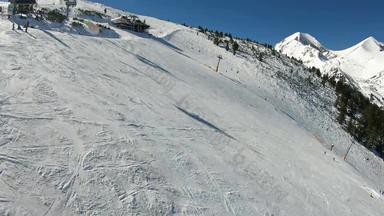滑雪者snouborders滑雪电梯观点冬天时间电缆车电梯国人民坡