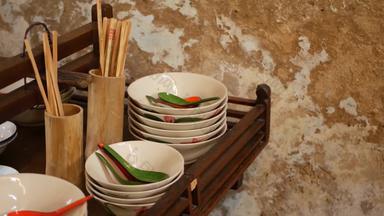 架子上东方餐具木架子上亚洲餐具挂摇摇欲坠墙厨房