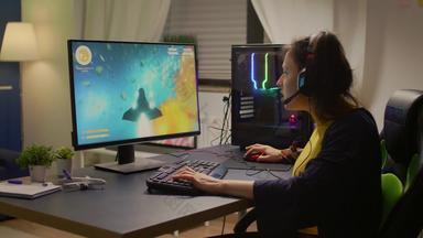 玩家玩在线空间射击游戏视频游戏强大的电脑