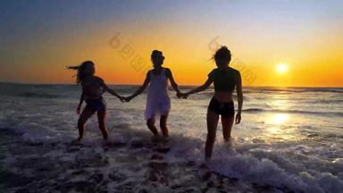 年轻的女性女孩运行海洋水日落热带海滩电影<strong>替身</strong>